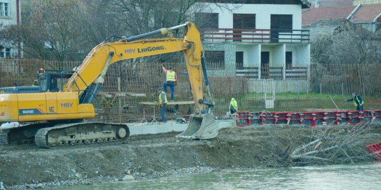 Betonski bedemi umesto reke: Građani traže obustavu radova na Vlasini