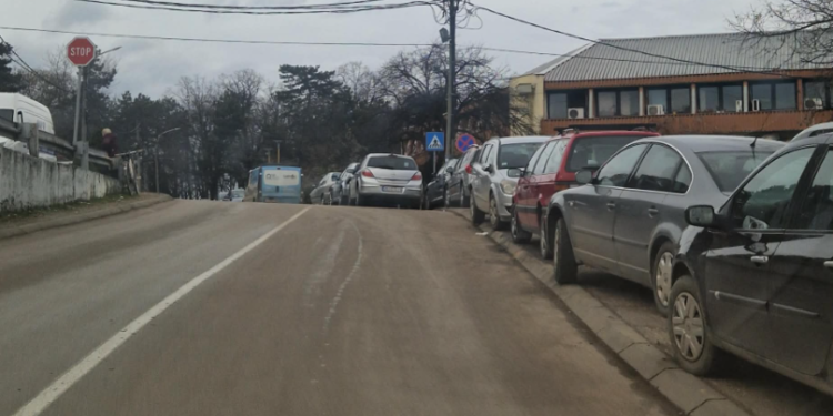 Leskovac ne može da diše od parkiranih automobila: Misli li neko o tome?