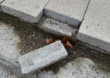 Otpadaju pločice sa rekonstruisanog trotoara na Širokoj čaršiji