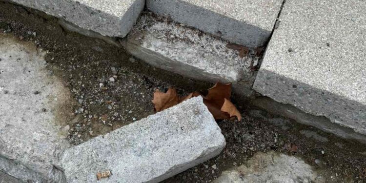 Otpadaju pločice sa rekonstruisanog trotoara na Širokoj čaršiji