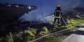 Manji požar pored puta za Donje Stopanje: vatrogasci brzo reagovali