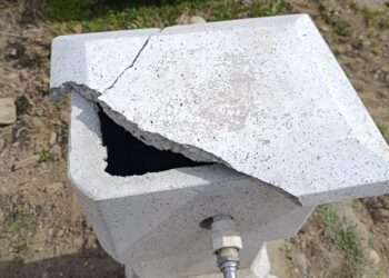 Oštećena česma u dvorište crkve u Dubočici