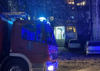Požar u zgradi u Radničkom naselju u Leskovcu: zapalio se dimnjak, stanari strepe u hodniku