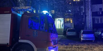 Požar u zgradi u Radničkom naselju u Leskovcu: zapalio se dimnjak, stanari strepe u hodniku