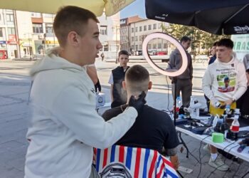 Velika akcija na gradskom trgu nastavlja se i danas: Luka i Filip šišaju za Ogija