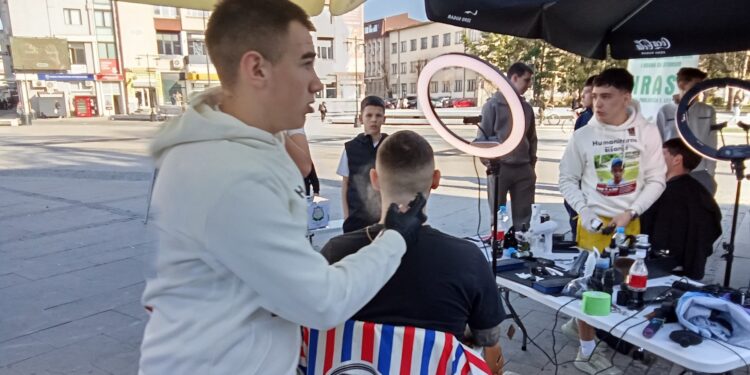 Velika akcija na gradskom trgu nastavlja se i danas: Luka i Filip šišaju za Ogija