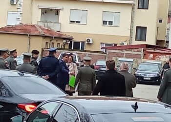 „Gospođo, pređite s druge strane“: Novinarki Rešetke nije dozvoljen ulaz ni u dvorište Vojne ambulante