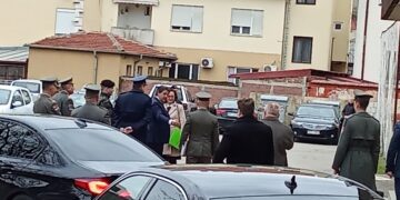 „Gospođo, pređite s druge strane“: Novinarki Rešetke nije dozvoljen ulaz ni u dvorište Vojne ambulante