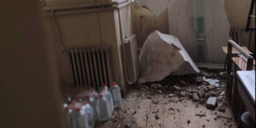 Plafon pao, učionica zaključana