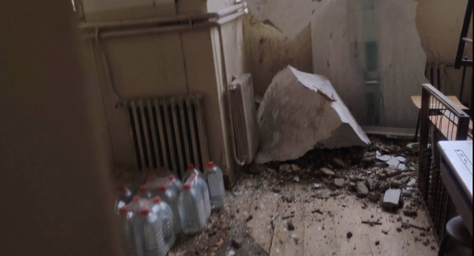 Plafon pao, učionica zaključana