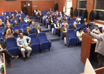 Opozicija optužila gradonačelnika za odlazak mladih iz Leskovca: „Svakog dana grad napusti njih šestoro“ – VIDEO