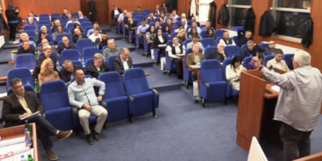 Opozicija optužila gradonačelnika za odlazak mladih iz Leskovca: „Svakog dana grad napusti njih šestoro“ – VIDEO