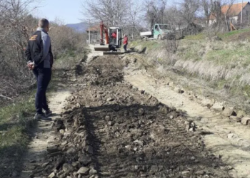 Kad nadležni zakažu: Meštani sami sanirali put kroz selo