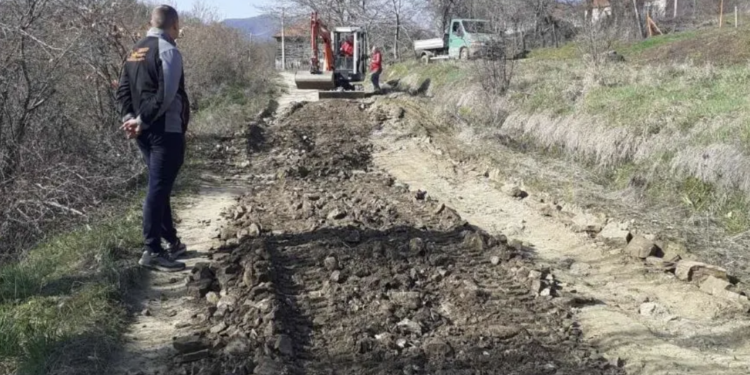 Kad nadležni zakažu: Meštani sami sanirali put kroz selo