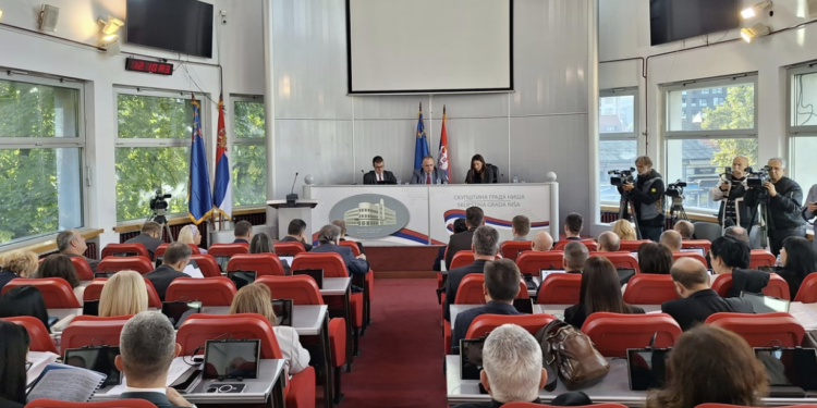 Majci dece sa posebnim potrebama privatno obezbeđenje zabranilo ulazak u Skupštinu grada