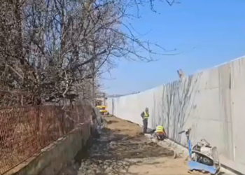 „Berlinski zid“ na obali Vlasine: Građani traže rušenje, stuka tvrdi da je zid „jedini spas“