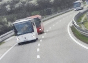 „Jedva se zbramo“: Leskovac jedva popunio nekoliko autobusa za miting SNS