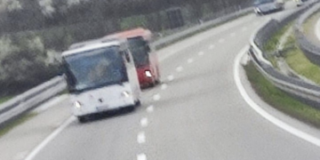 „Jedva se zbramo“: Leskovac jedva popunio nekoliko autobusa za miting SNS