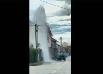 Sudar u Leskovcu: Auto udario u hidrant, voda šikljala nasred ulice – VIDEO