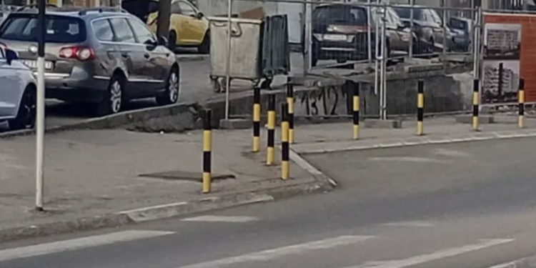 Uzurpacija javne površine? Deca i stariji primorani na ulicu: Peticija za vraćanje trotoara u Prokuplju