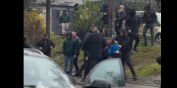 Pratimo izborni dan u Srbiji u atmosferi „ratnog stanja“: Od ranog jutra masovne tuče, hapšenja, mahanje pištoljem i brojne neregularnosti