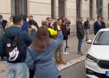 Protest ispred suda u Nišu: Građani izviždali gradonačelnika i uzvikivali mu da je „ustaša“