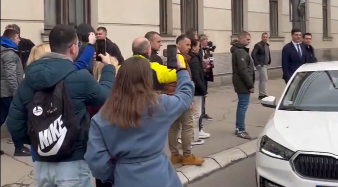 Protest ispred suda u Nišu: Građani izviždali gradonačelnika i uzvikivali mu da je „ustaša“