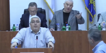 Vlast jedinstvena, opozicija podeljena: Opet burna rasprava na početku sednice u Leskovcu – VIDEO