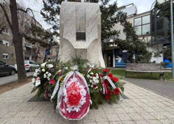 Cveće i pošta za heroje: Leskovac obeležio godišnjicu početka Nato agresije