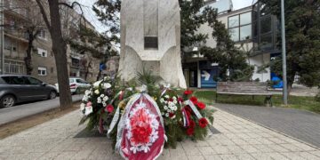 Cveće i pošta za heroje: Leskovac obeležio godišnjicu početka Nato agresije