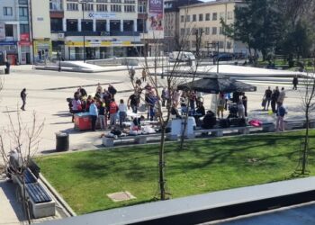 Ako se danas i sutra ošišate na trgu, pomoći ćete da se prikupi novac za Ognjenovo lečenje