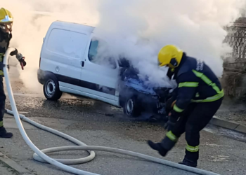 Drama od ranog jutra u Leskovcu: Pik-ap izgoreo na ulici, vatrogasci brzo reagovali – VIDEO