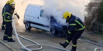 Drama od ranog jutra u Leskovcu: Pik-ap izgoreo na ulici, vatrogasci brzo reagovali – VIDEO
