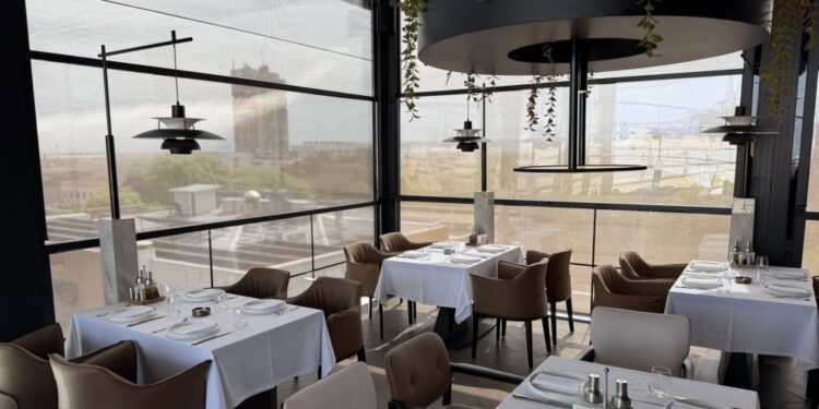 Na krovu Hotela Leskovac otvoren restoran „Atika“