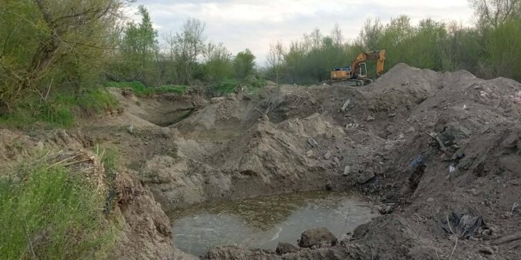 Da li se (ne)legalno eksploatišu pesak i šljunak iz Južne Morave kod Bogojevca?
