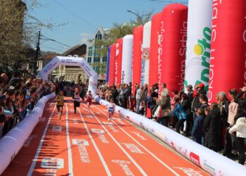 Praznik sporta u Vlasotincu: Deca se nadmetala i družila uz osmeh