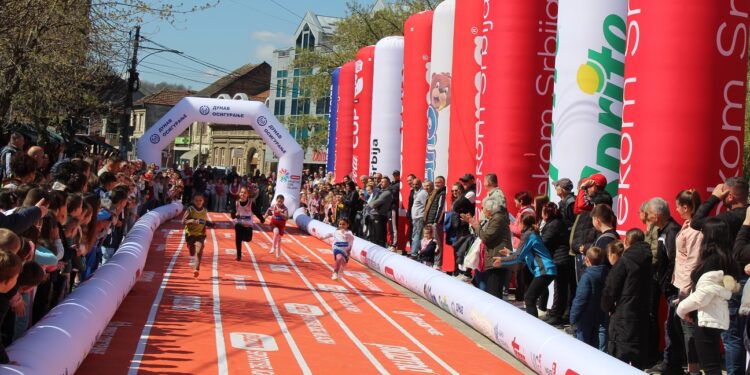 Praznik sporta u Vlasotincu: Deca se nadmetala i družila uz osmeh