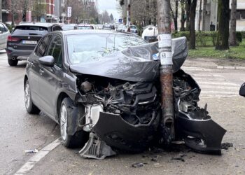 Drama u Radničkoj ulici: „citroen“ prešao u suprotnu traku i zakucao se u banderu