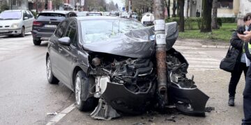 Drama u Radničkoj ulici: „citroen“ prešao u suprotnu traku i zakucao se u banderu