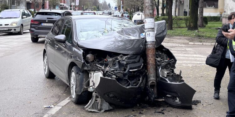 Drama u Radničkoj ulici: „citroen“ prešao u suprotnu traku i zakucao se u banderu