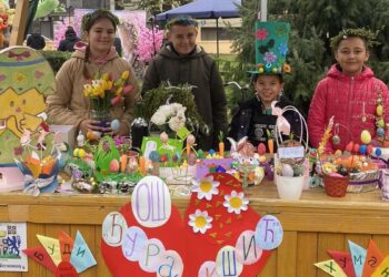 Deca pomažu deci: Humanitarna akcija učenika iz Vlasa na Lazarevu subotu u porti leskovačke gradske crkve