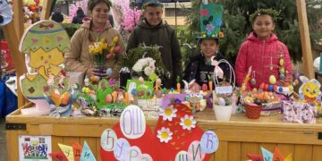 Deca pomažu deci: Humanitarna akcija učenika iz Vlasa na Lazarevu subotu u porti leskovačke gradske crkve