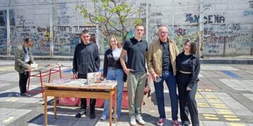 Knjige, brate, knjige: Na sajmu knjiga u dvorištu leskovačke Gimnazije specijalni gost profesor Miodrag Stojković