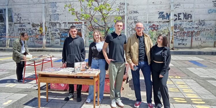 Knjige, brate, knjige: Na sajmu knjiga u dvorištu leskovačke Gimnazije specijalni gost profesor Miodrag Stojković