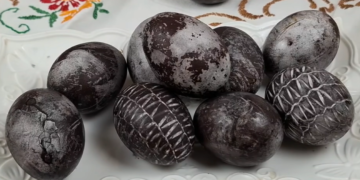 Bez veštačkih boja: Kako da ofarbate jaja u crvenom vinu – VIDEO