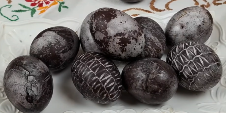 Bez veštačkih boja: Kako da ofarbate jaja u crvenom vinu – VIDEO