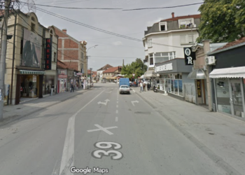 Brutalno nasilje u po bela dana u centru Leskovca : Grupa mladića napala par jer nisu odmah krenuli na zeleno