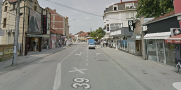 Brutalno nasilje u po bela dana u centru Leskovca : Grupa mladića napala par jer nisu odmah krenuli na zeleno