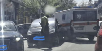 Sudar saniteta i automobila u centru grada