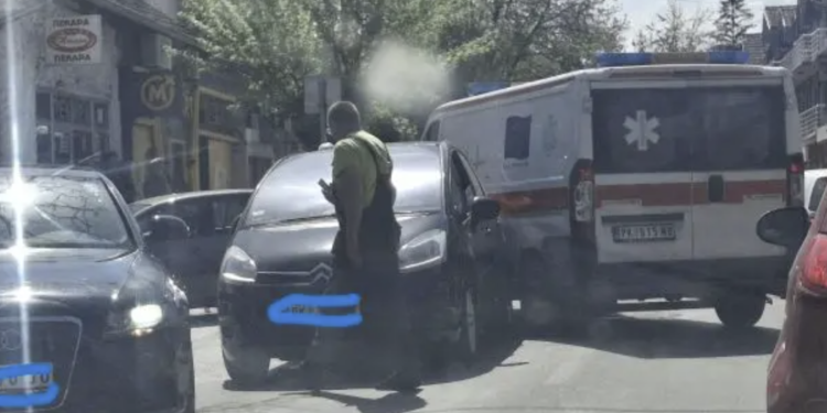 Sudar saniteta i automobila u centru grada